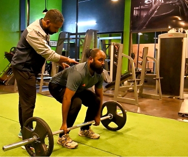 Deadlift Exercise with Expert Mentors at FitnessZone
