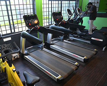 High-Tech Treadmill for Cardio Workouts – FitnessZone